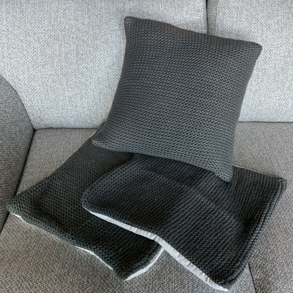 Throw pillow covers bundle of 3 EUC - Picture 3 of 5